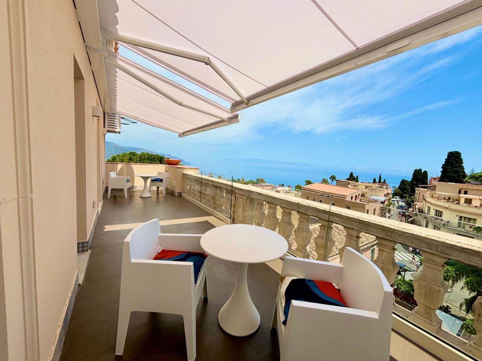 Отель La Terrazza Di Porta Messina Таормина Экстерьер фото