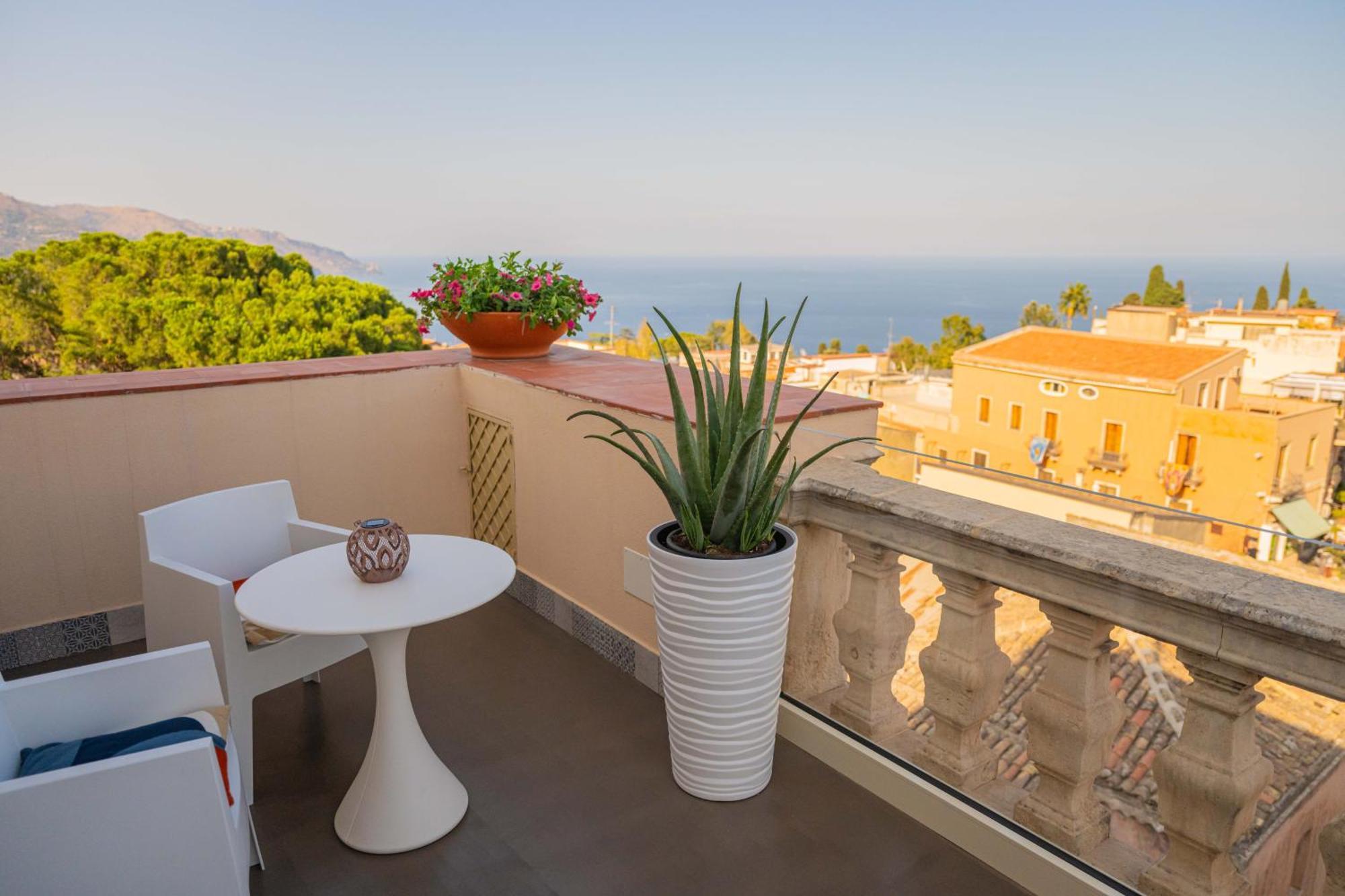 Отель La Terrazza Di Porta Messina Таормина Экстерьер фото